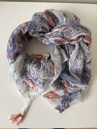 Weisser Schal mit Paisley Muster