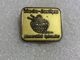 Ansteckpin 196: Mode Boutique Lismerstübli Spiezwiler