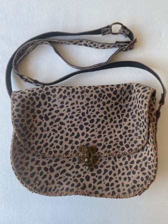 Modische Leder - Umhängetasche, Leo Muster, beige/schwarz