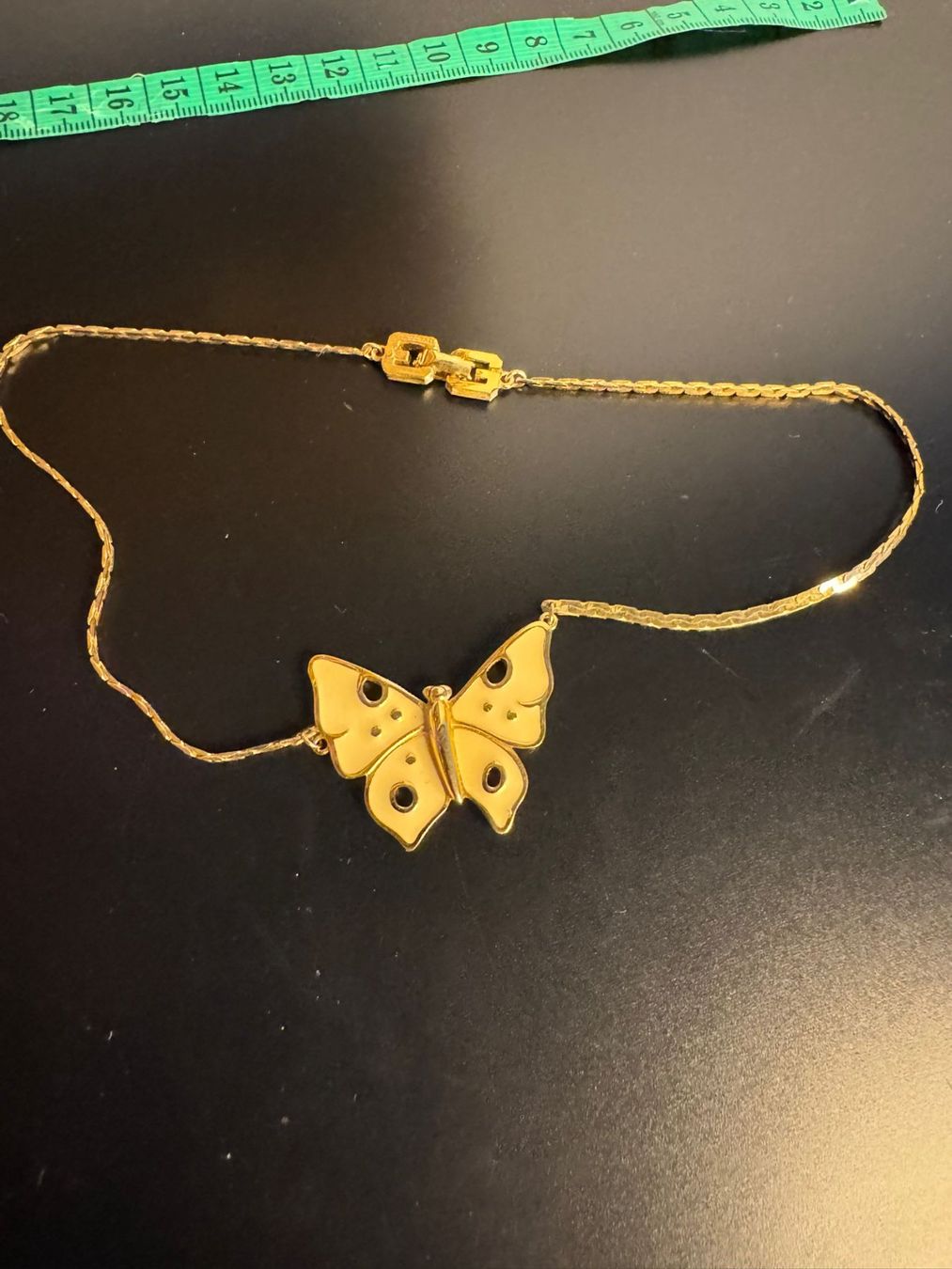 Givenchy Catenine: Givenchy Halskette Schmetterling Goldfarben – Usato da Winterthur venduto da Dejv