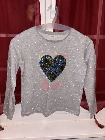 T-shirt gris à manches longues avec cœur à paillettes