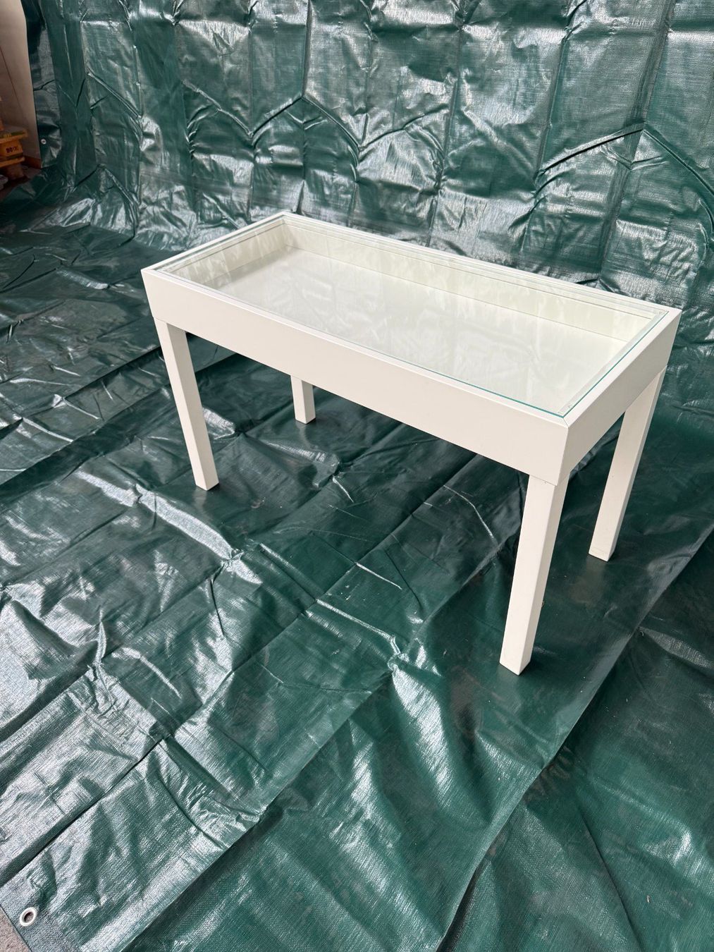 Comodini: Weisser Konsolentisch / Nachttisch mit Glasplatte – Usato da Hünenberg venduto da moanab. 1