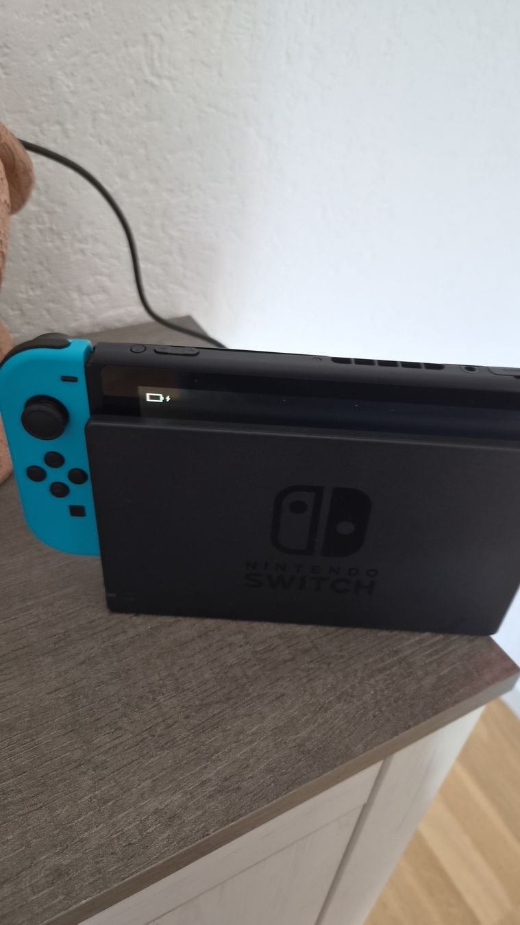 Nintendo Console: Console Nintendo Switch avec jeux et accessoires – Usato da Bex venduto da Boxy03