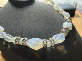 Antike Halskette aus Opalglas mit Strass-Elementen