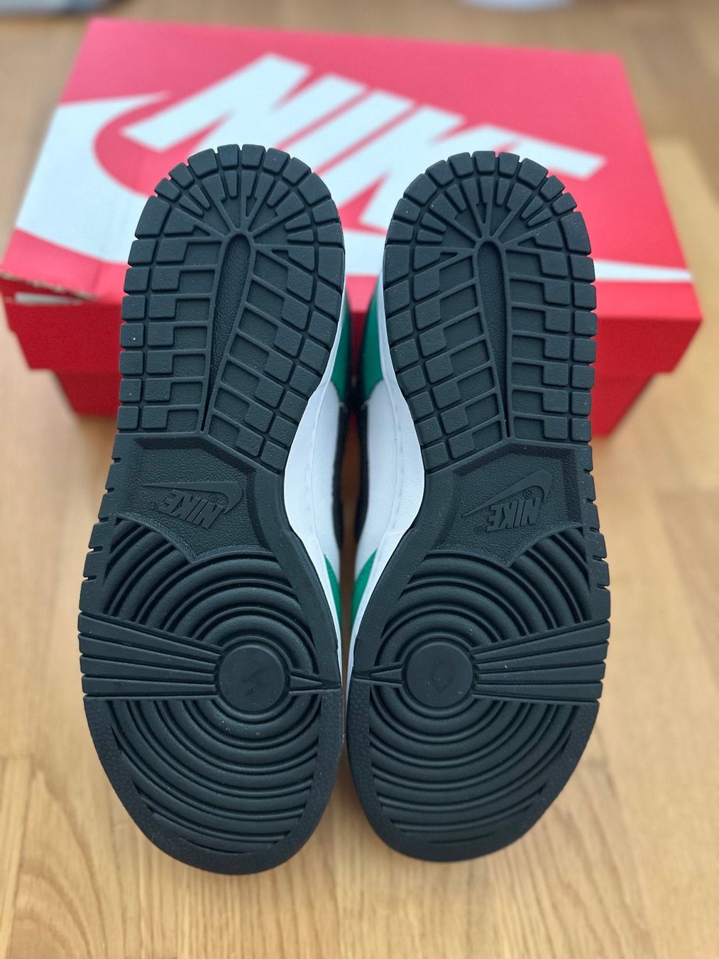 Nike Herrenschuhe: Nike Dunk Low Celtics - Grösse 43 - NEU & OVP – Neu und originalverpackt aus Fehraltorf von essah4life 2