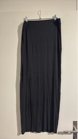 Schwarzer langer Rock mit Schlitz Grösse XL
