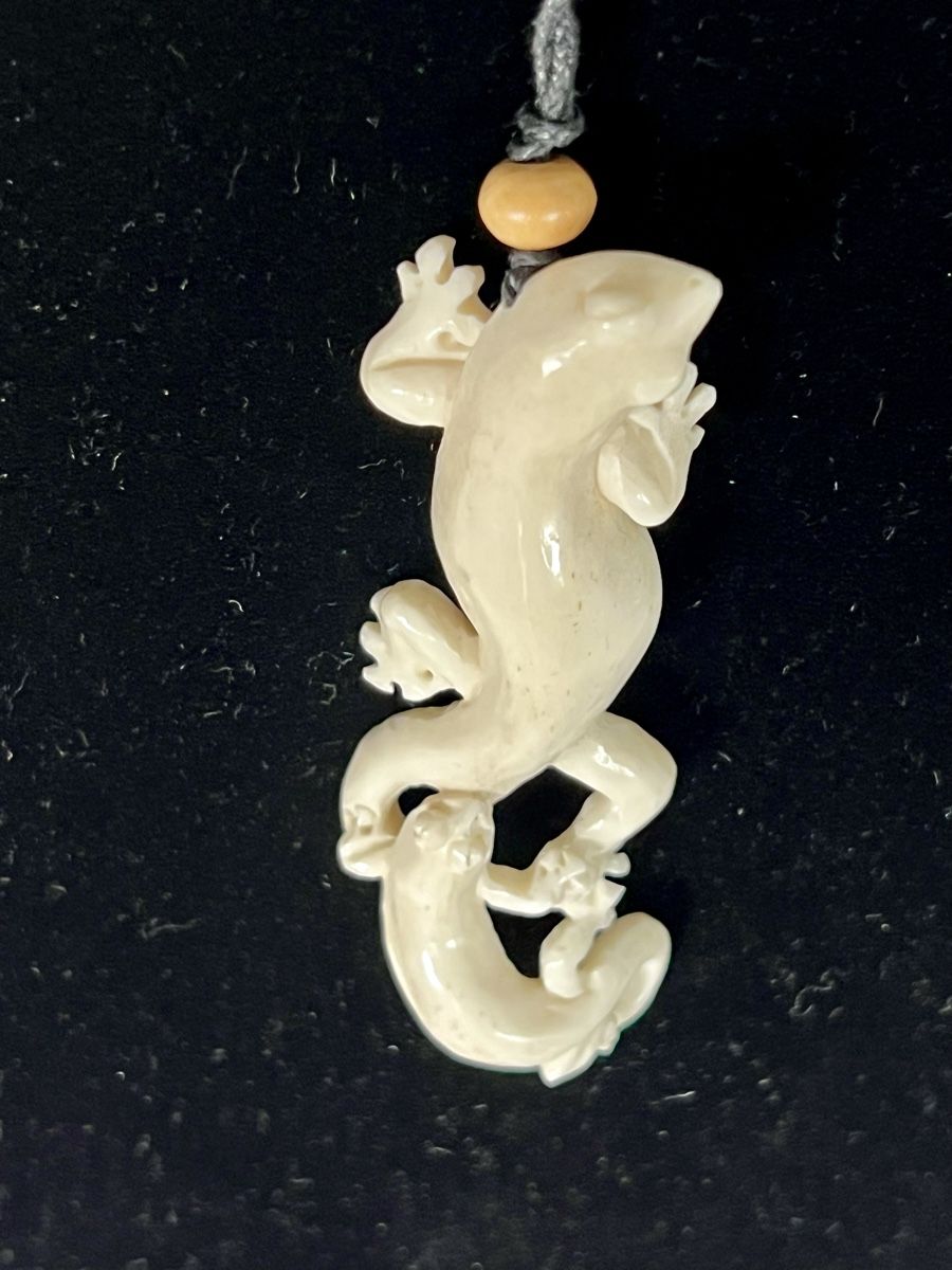Catenine: Unique Hand-Carved Gecko Pendant Necklace Bone – Nuovo (secondo la descrizione) da Moehlin venduto da Balirain 9