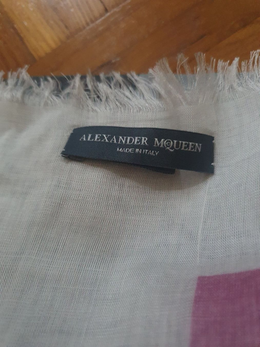 Alexander Mcqueen Foulard & Sciarpe: Sciarpa Alexander McQueen seta modale – Nuovo e nell'imballaggio originale da Chiasso venduto da Ann58 3