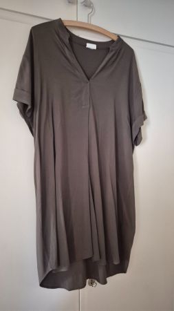 Robe tunique femme couleur taupe col en V état neuf