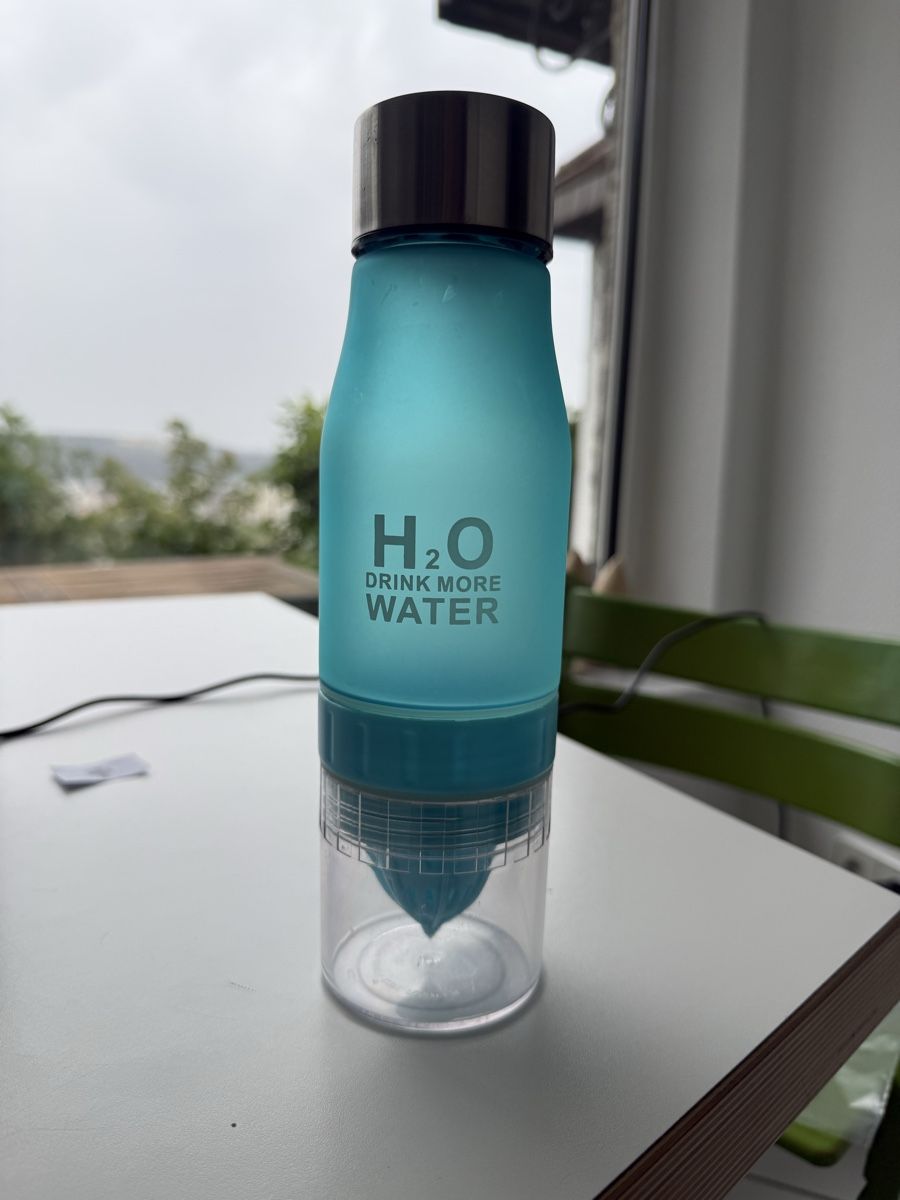 Trinkflaschen & Thermosflaschen: Wasserflasche mit Zitruspresse – Gebraucht aus Chur von Iceboozer