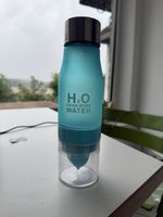 Wasserflasche mit Zitruspresse