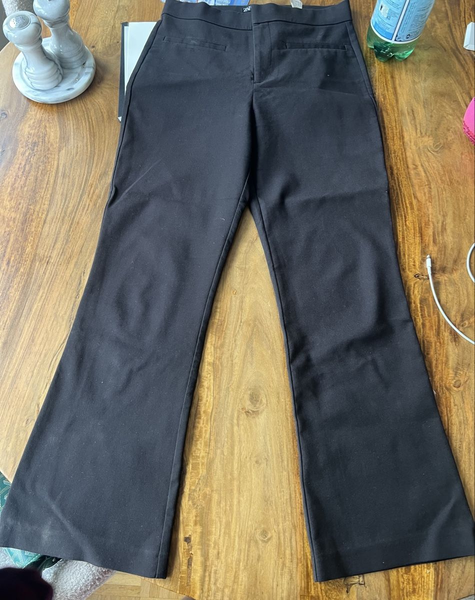Zara Pantaloni: Zara Stoffhose, schwarz, flared cropped – Nuovo (secondo la descrizione) da Zürich venduto da sellingmystuff1