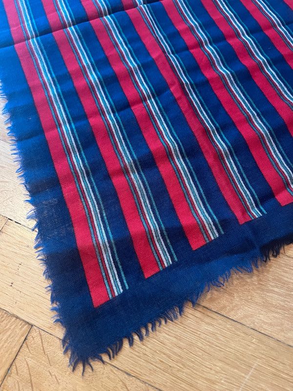 Foulard & Sciarpe: Foulard à rayures bleues et rouges franges – Usato da Lausanne venduto da Stephaniesdressing 1