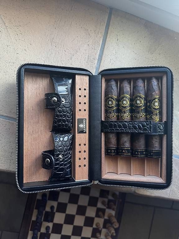 Humidificateurs: Reishumidor Krokoleder mit 4 Zigarren  – D'occasion à Seuzach par Wolf936 1