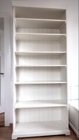 Elegantes weisses Bücherregal