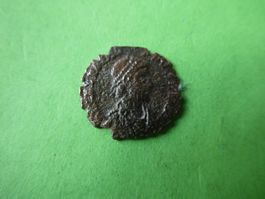 uralte   Bronzemünze  15 mm  1.24 g