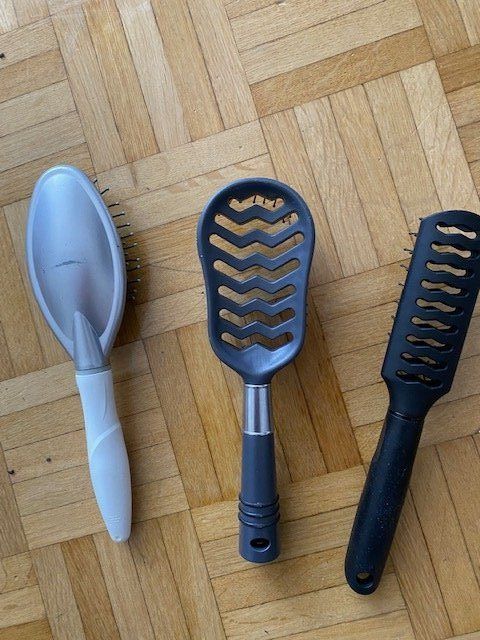 Altro per la cura dei capelli: 3 Stück Haarbürsten – Usato da Emmen venduto da Aribini 1