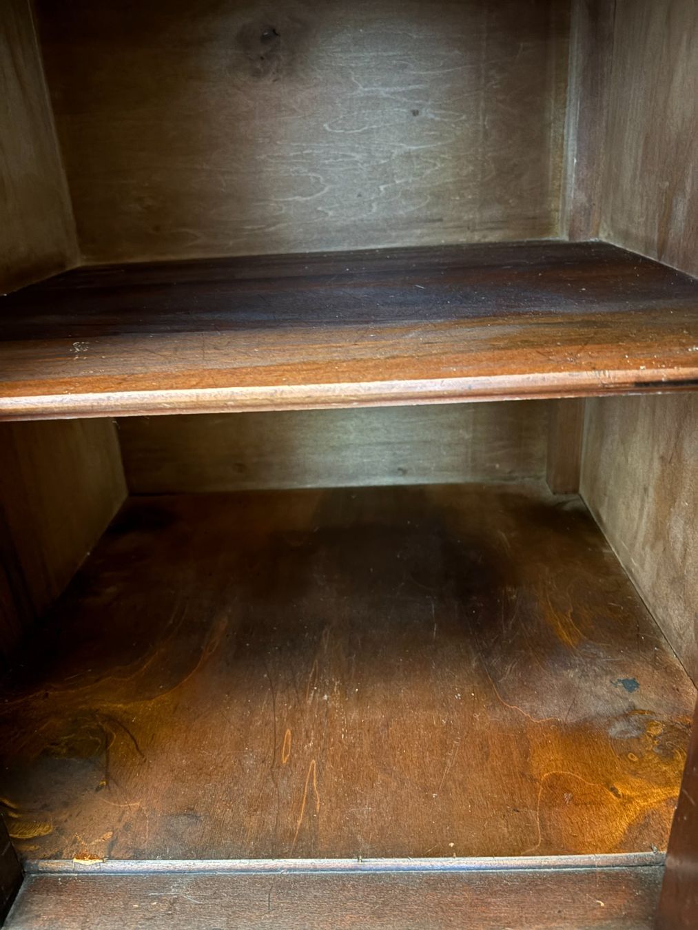 Cassettiere: Sideboard aus Holz mit Zierschnitzereien – Usato da Menzingen venduto da Pacific_5un 9