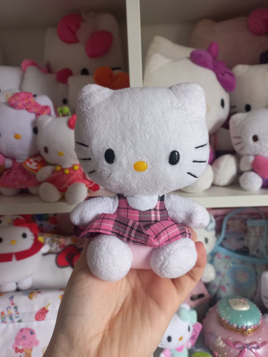 Hello Kitty Jouets: Hello Kitty Plüschtier - Sanrio – D'occasion à Wangen b. Olten par SecondStory4u