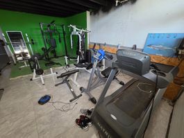 Fitnessgeräte Set  Laufband Gewichte Kraftstation etc.