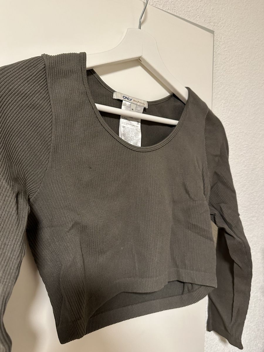 T-Shirts: ONLY geripptes Langarm Crop Top Gr. M – Gebraucht aus Reinach BL von Alles_muss_weg00 3