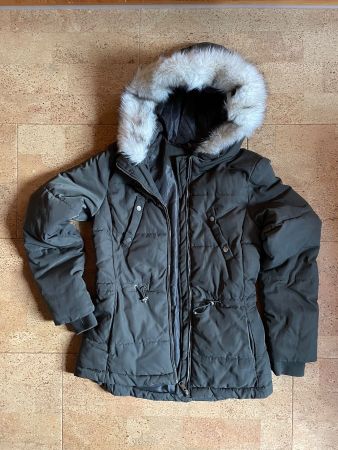 Winterjacke Grösse 34 olive mit Kapuze mit Fellrand