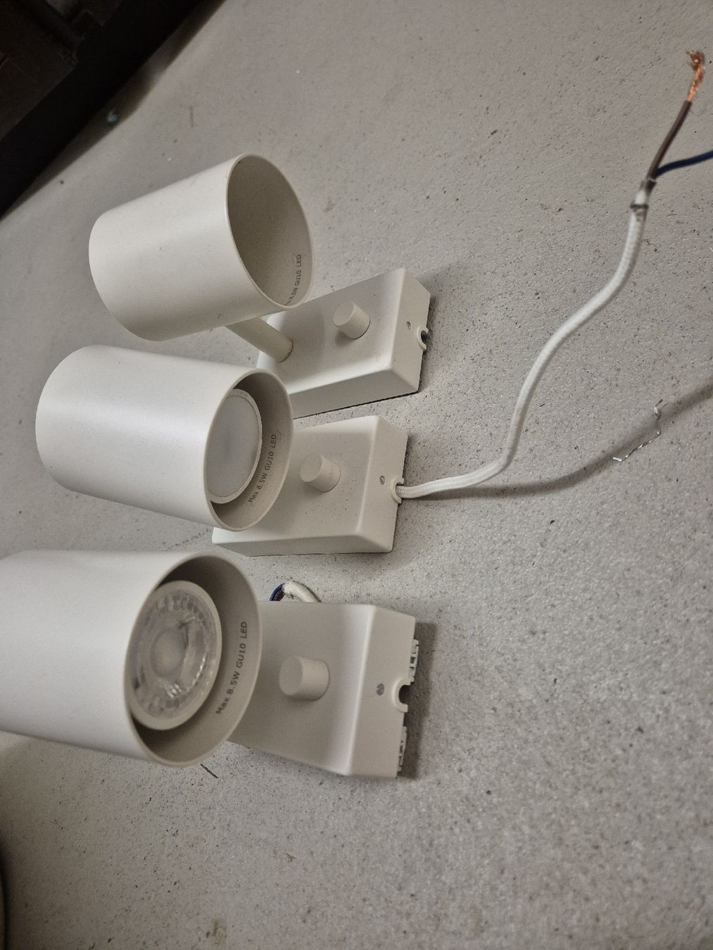 Lampen: Three White Wall Spotlights Adjustable Used Condition – Gebraucht aus Lenzburg von DobrzynM