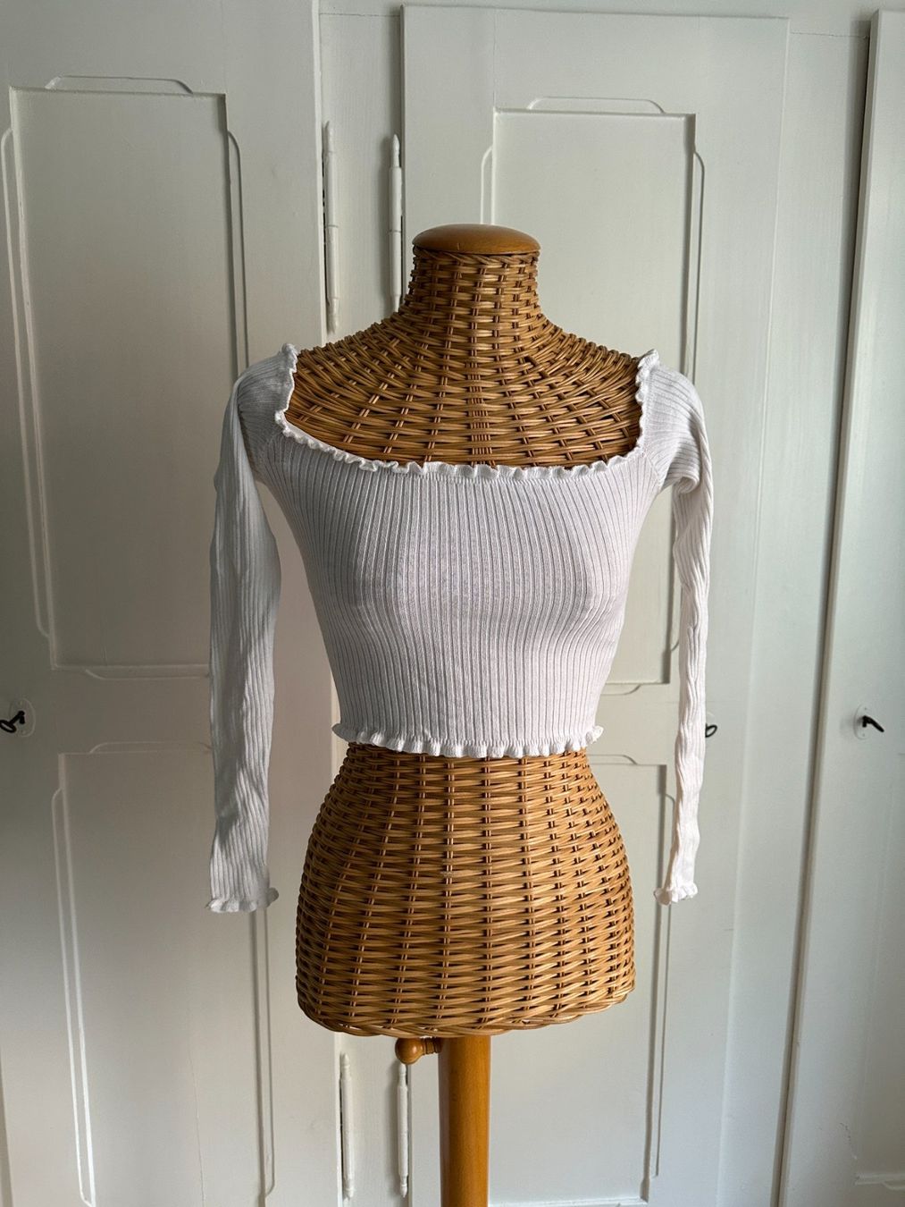 T-shirts: FISHBONE - cropped Langarmshirt weiss XXS – D'occasion à Zürich par Diazaio