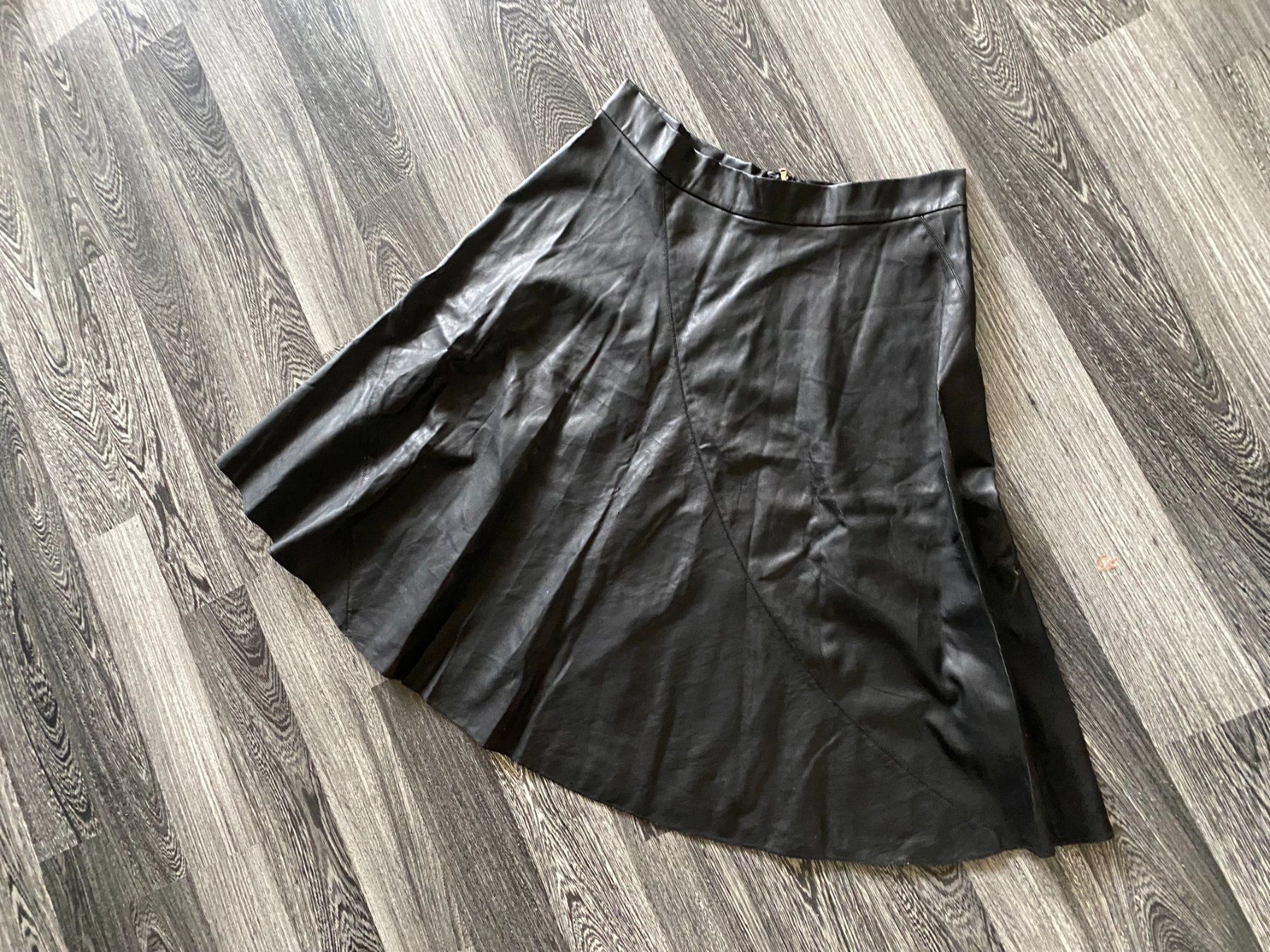 Guess Gonne: GUESS Jupe schwarz sitz 31 – Usato da Allenwinden venduto da Obalu