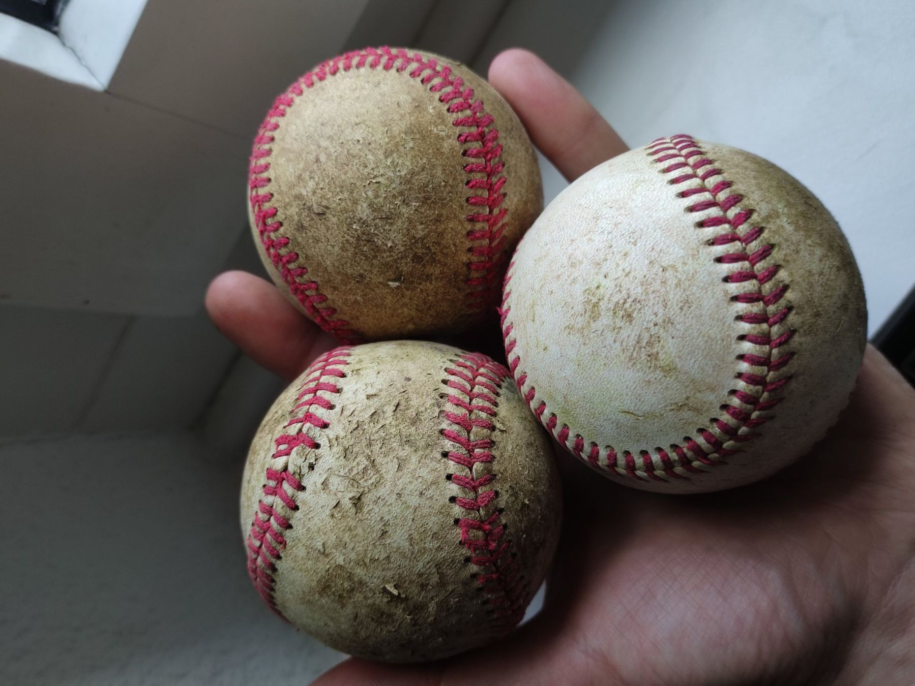 Bälle: Vintage Baseball ball – Gebraucht aus Zürich von Yevhenii. 3