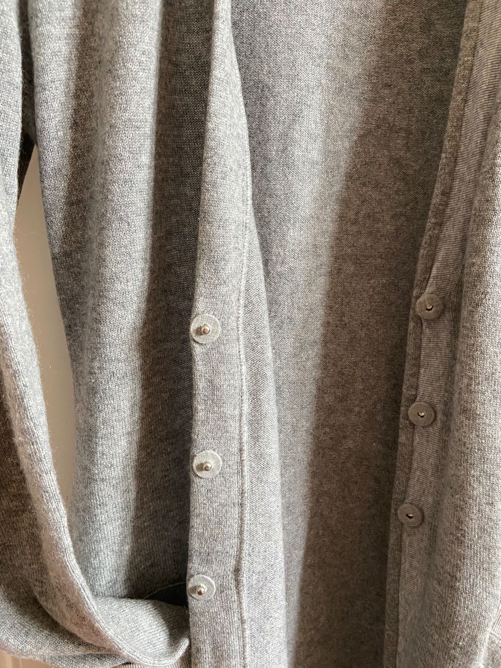 Brunello Cucinelli Giacche: Brunello Cucinelli Cardigan - Kaschmir, hellgrau, Gr. L – Usato da Zürich venduto da Johanna028 7
