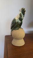 Keramik Kakadu auf Kugel, Höhe 23cm Breite 10cm