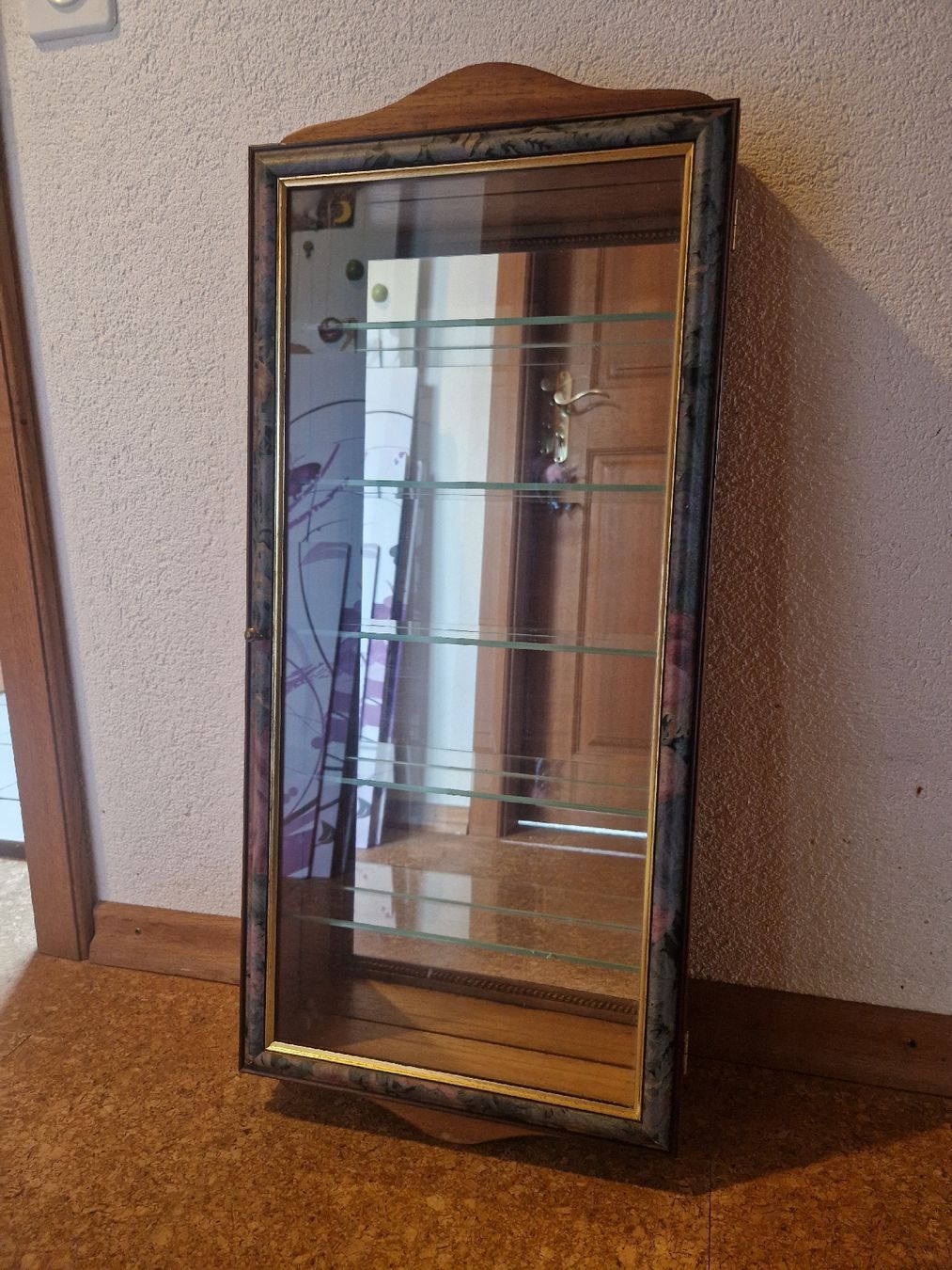 Vetrine: Elegante Glasvitrine mit Holzrahmen – Usato da Bern venduto da Sunset91