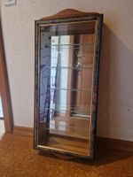 Elegante Glasvitrine mit Holzrahmen