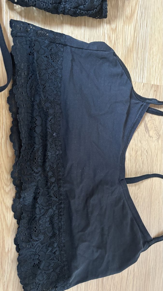 Sonstige Unterwäsche: Drei schwarze Stoff/Spitzen-BHs – Gebraucht aus Roggwil BE von R.. 2