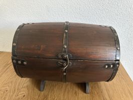 Holz Truhe Fassform Metallbeschlaege gebraucht
