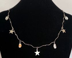 Collier fantaisie avec étoiles et cristaux cubiques