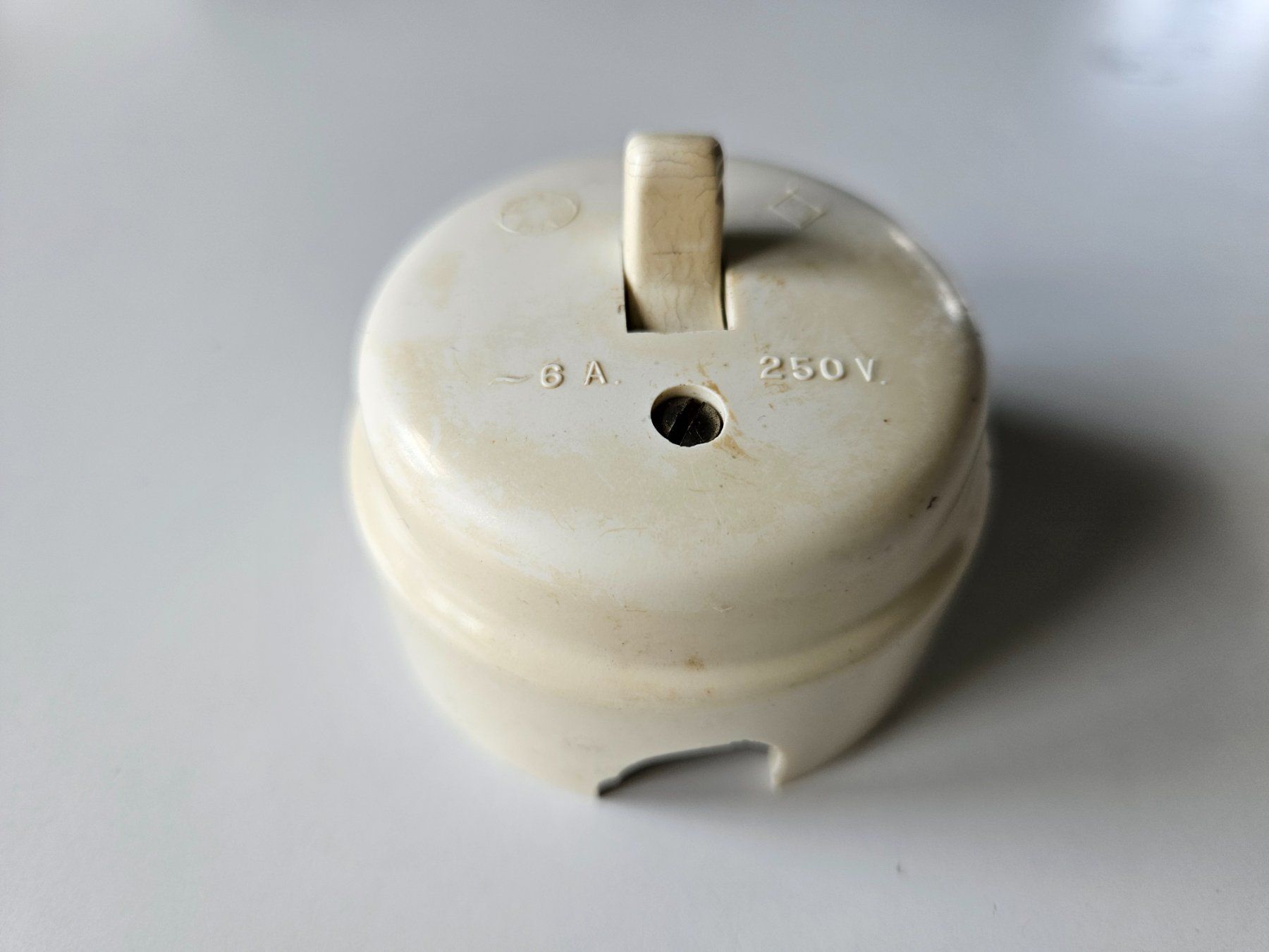 Interruttori: Interrupteur à levier en bakélite, vintage 6A - 250V – Usato da Echandens venduto da annegug 1