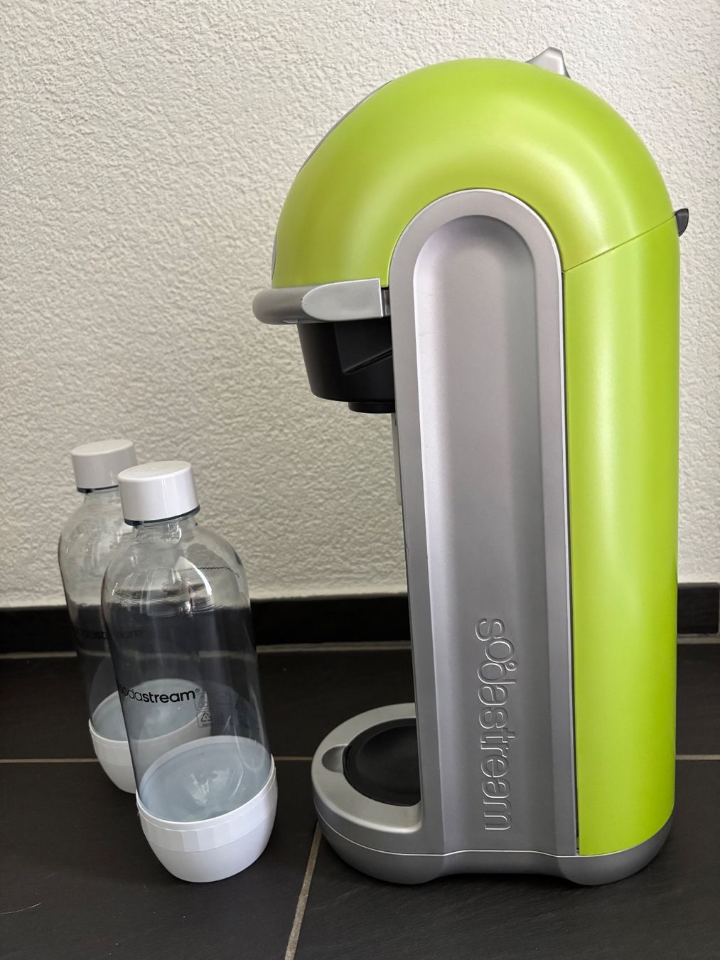 Sodastream FZ9001 Fizz grün 60L inkl. zwei Flaschen (Gebraucht) in Niederrohrdorf für CHF 16.1 – mit Lieferung auf Ricardo kaufen