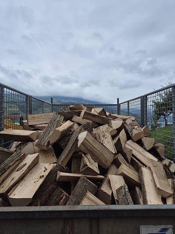 Articoli in legno: Brennholz Esche – Nuovo e nell'imballaggio originale da Sachseln venduto da Cat_m320f