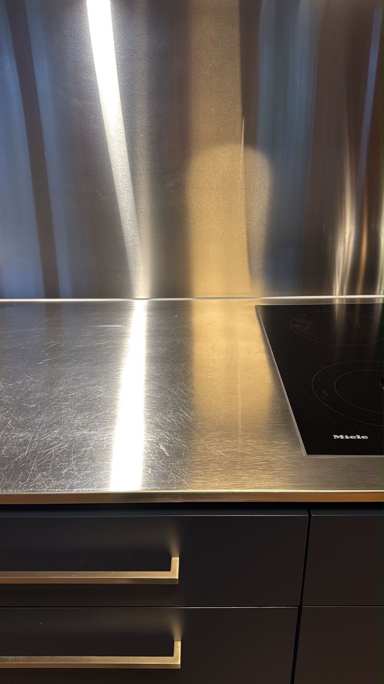 Cucine complete: Moderne Schreiner-Küche – Usato da Bösingen venduto da riedom01 9