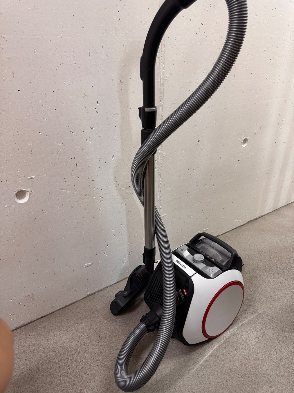 Miele Aspirapolveri & Accessori: BODENSTAUBSAUGER OHNE BEUTEL MIELE – Usato da Brüttisellen venduto da xe_m 1