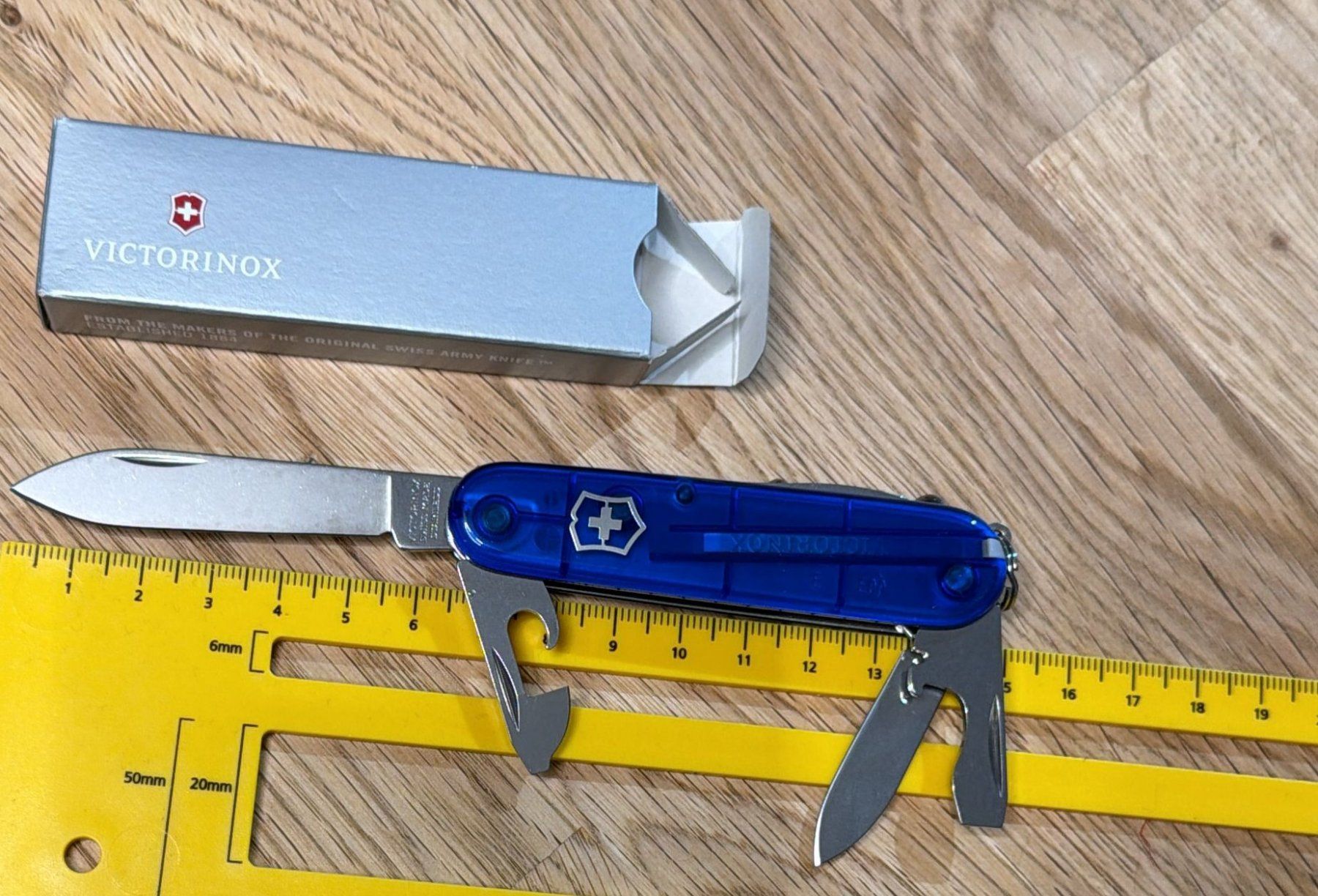 Victorinox Couteaux de poche: VICTORINOX SACKMESSER TRANSPARENT BLAU – Neuf avec emballage d'origine à Zürich par Frei-Occasionen 6