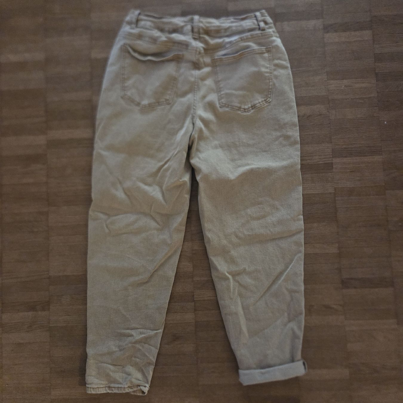 Jeans: Chino Jeans mit Bundfalte Gr.L ocker – Usato da Näfels venduto da CH.Kchlineknopf 2
