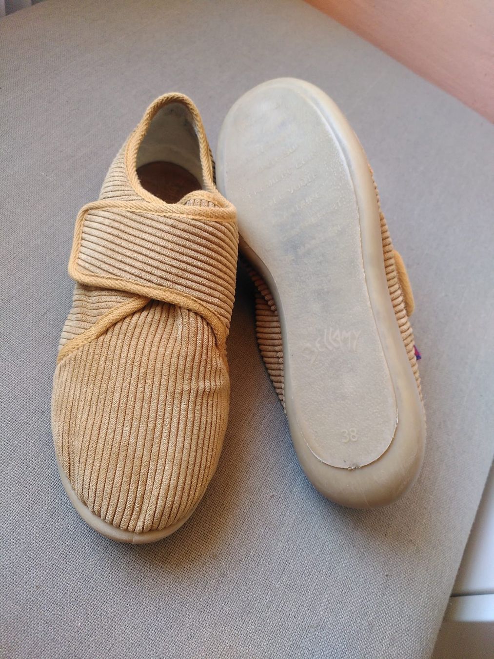 Schuhe für Jungen: pantoufle d'écolier taille 38 – Gebraucht aus Givrins von Bartuzn