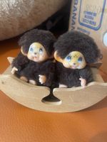 2 Monchichhis auf Holz-Schaukel (vintage, ca. 1980)