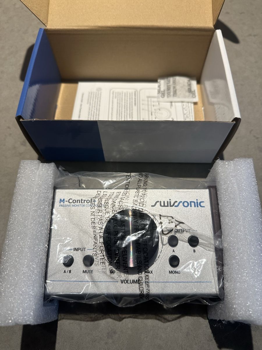 Console di mixaggio: Swissonic M-Control + passive audio monitor controller – Nuovo e nell'imballaggio originale da Russin venduto da applenic 2