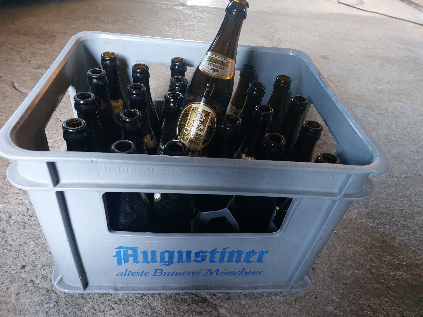 Casse di vino e birra: Augustiner Edelbräu Harasse mit Leergut. München Bavaria – Usato da Willisau venduto da Pzm81 1