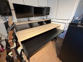 Studiotisch in gutem Zustand