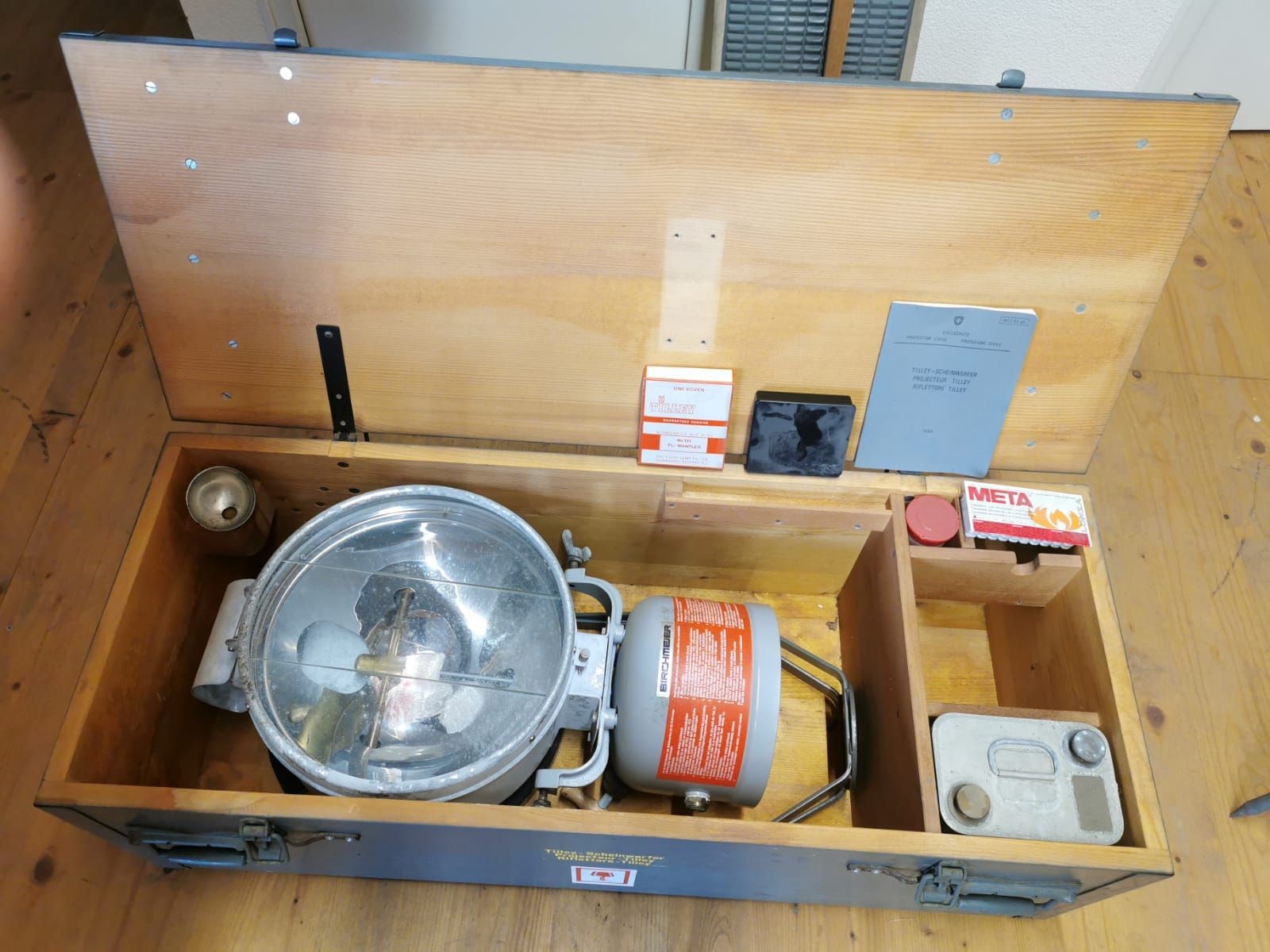 Tilley Lampade: Tilley Lampe, Zivilschutz , Petrol , Scheinwerfer – Usato da Gerlafingen venduto da Antik_mann 2